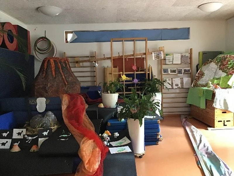 Ausstellung beim Sommerfest mit einem gebastelten Vulkan, Pflanzen und weiteren Projektarbeiten der Kinder.