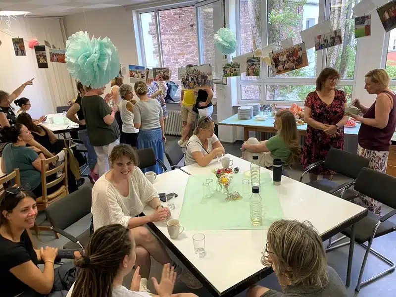 Das Team der Sozialpädagogischen Familienhilfe erinnert bei der Abschiedsfeier an die gemeinsame Zeit mit Gaby Hack und Ulrike Blaske.