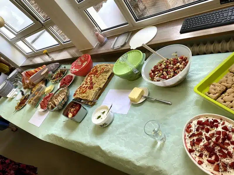 Mitbringbuffet bei der Abschiedsfeier der Sozialpädagogischen Familienhilfe der AWO Karlsruhe.