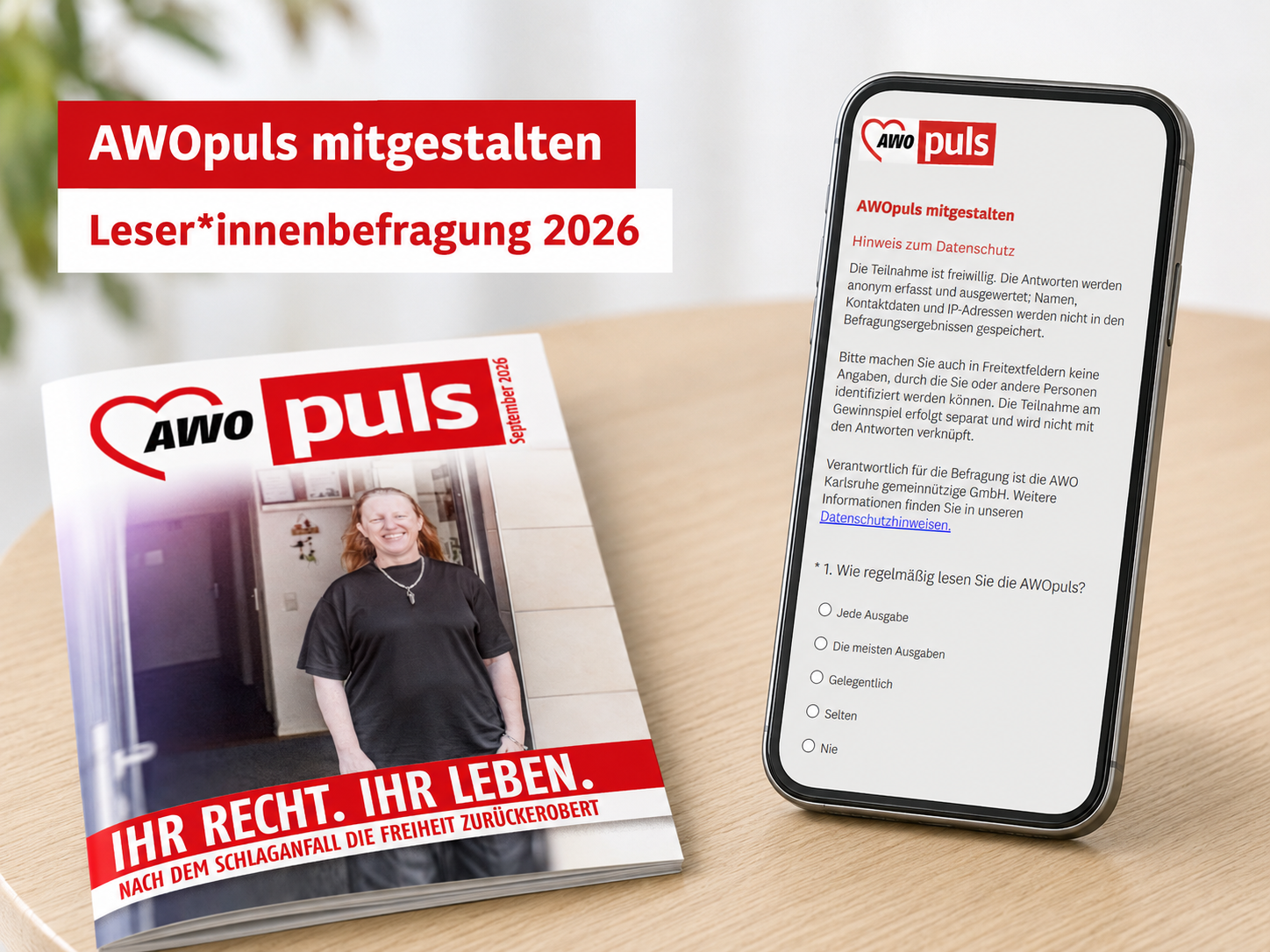 Smartphone mit geöffneter AWOpuls-Leser*innenbefragung neben der September-Ausgabe 2026.