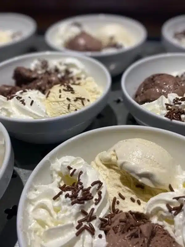 Mehrere Schalen mit Eis und Sahne als sommerliche Erfrischung im Haus am Blumentor.