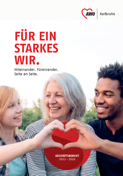 Titelbild des AWO-Geschäftsberichts 2022–2026 „Für ein starkes Wir.“: Drei lächelnde Menschen unterschiedlicher Generationen formen gemeinsam mit ihren Händen ein Herz.