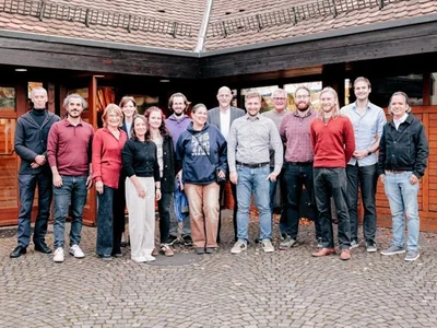 Alt-Text: Gruppenfoto des neu gewählten Vorstands des AWO Kreisverbands Karlsruhe-Stadt. Die Vorstandsmitglieder stehen in zwei Reihen vor einer hellen Wand.
