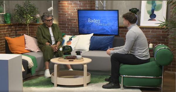 Screenshot aus dem Baden-TV-Studio: Monika Storck spricht mit einem Moderator über ihren Abschied aus dem Vorstand.