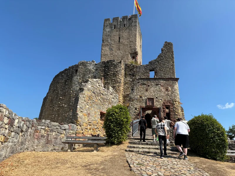 Besucher*innen gehen über eine Treppe zum Eingang der Burg Rötteln.