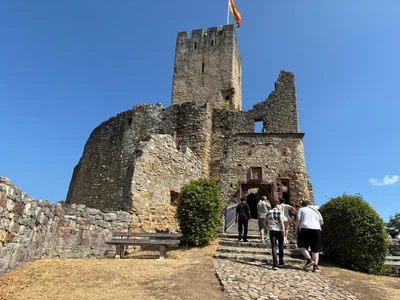 Besucher*innen gehen über eine Treppe zum Eingang der Burg Rötteln.