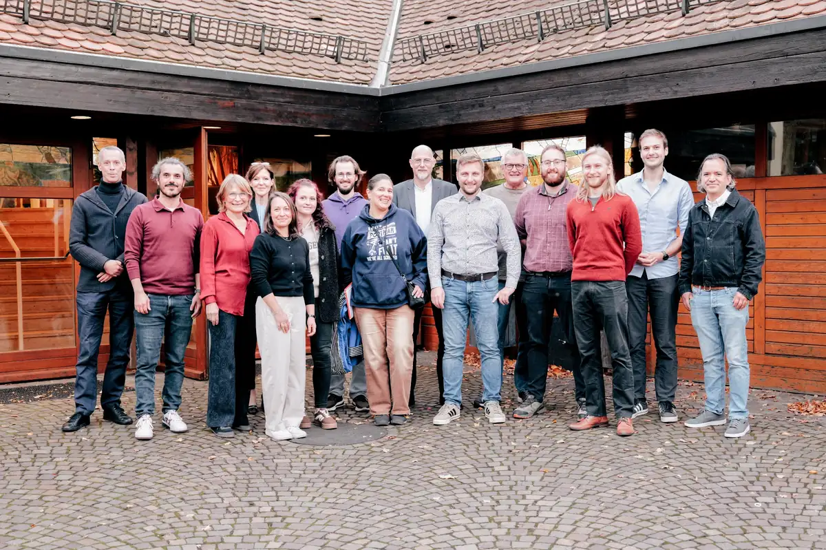 Gruppenfoto des neu gewählten AWO-Vorstands vor einem Gebäude. 15 Personen stehen nebeneinander im Innenhof.