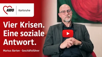 Ein Mann mit Brille und Bart, sitzt in einem schwarzen Anzug auf einem Sessel. Daneben steht der Schriftzug: Vier Krisen. Eine soziale Antwort. 