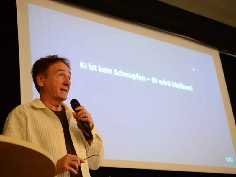 Prof. Dr. Michael Macsenaere vom Institut für Kinder- und Jugendhilfe (IKJ) würdigte den frühen Einstieg der AWO in die Auseinandersetzung mit Künstlicher Intelligenz.