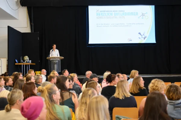 Tatjana Naumann ordnete beim Vernetzungstag die Veränderungen ein, die Künstliche Intelligenz für die soziale Arbeit mit sich bringt.